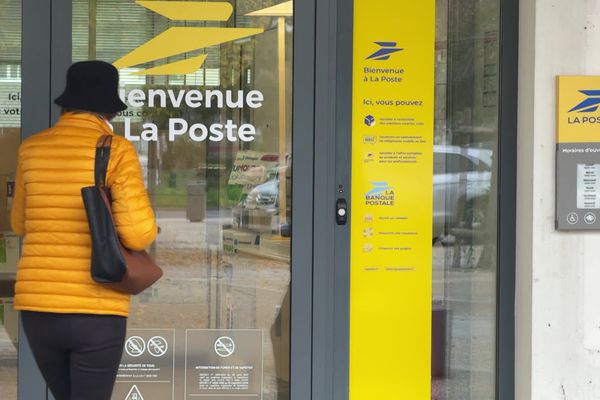 Après 16 mois, le bureau de poste du quartier des Couronneries, à Poitiers, a réouvert ses portes pour le plus grand plaisir des habitants.