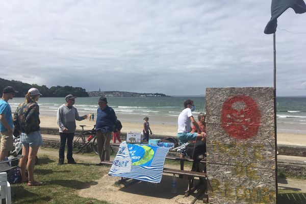 Le "poste de recours" installé devant la plage du Ris à Douarnenez