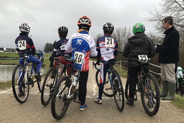 50 cyclistes participent à la 5ème édition du Cyclo cross des Ozières (Allier). 

