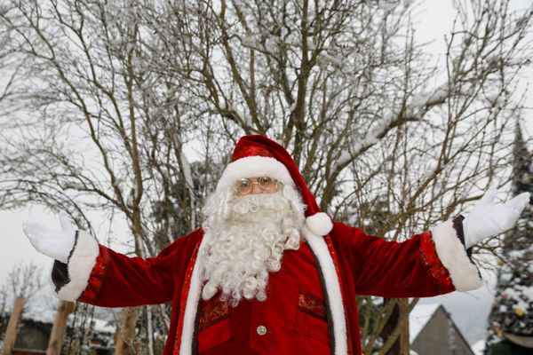 Le père Noël est le bienvenu à Carrières-sous-Poissy dans les Yvelines.