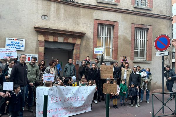 Depuis le 8 novembre 2024, chaque vendredi, les parents se mobilisent aux portes de l'école Lakanal pour réclamer un enseignant pour chacune des quatre classes de maternelle.