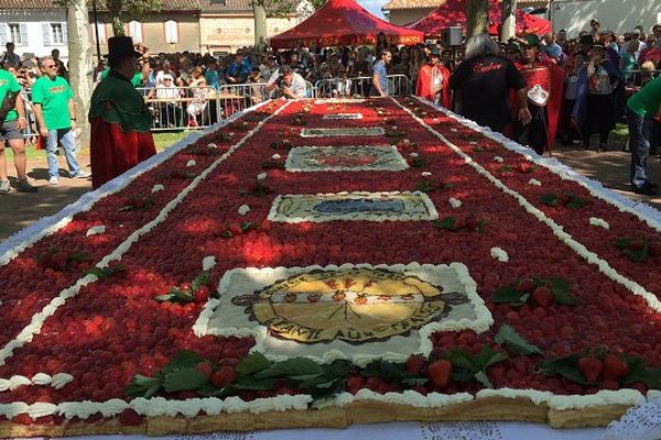 La tarte aux fraises rassemble tout de le village de Lapeyrouse-Fossat (31) pour une grande fête.