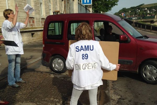 Les manifestants devant l'hôpital de Joigny ce lundi 11 mai au matin