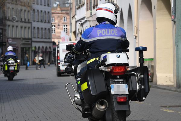 En plein confinement, la police interpelle des trafiquants de drogue, qui livraient à domicile...