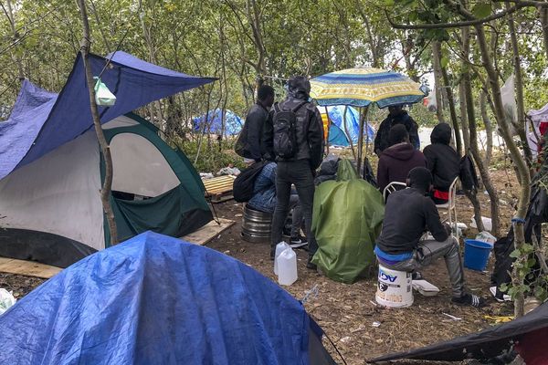 Malgré les mesures de confinement, les camps des personnes migrantes à Calais continuent d'être démantelés. 