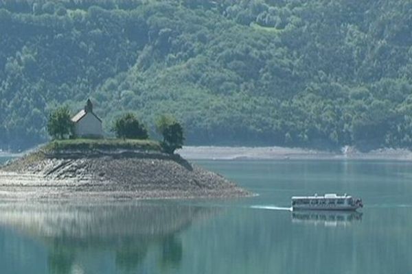 Le lac de Serre-Ponçon dans les Alpes