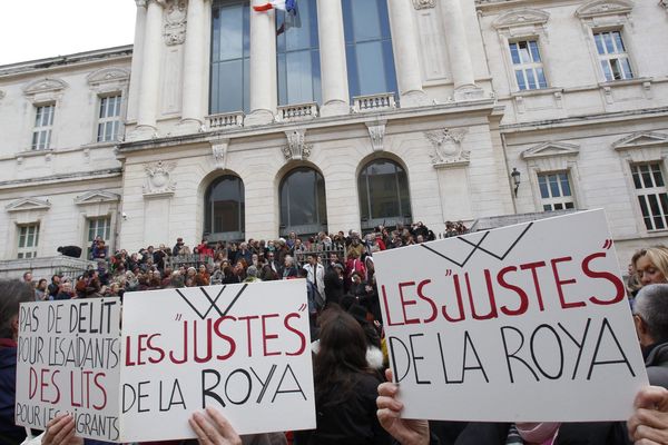 Des centaines de personnes étaient réunies a Nice devant le palais de justice pour soutenir deux Azuréens jugés après avoir aide des migrants - Cédric Herrou et Pierre-Alain Mannoni, comparaissent devant le tribunal correctionnel de Nice. Ils sont poursuivis pour avoir facilite l’entrée sur le territoire national de personnes en situation irrégulière.