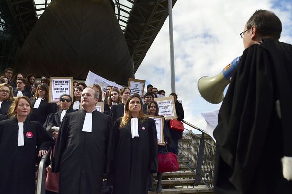 Manifestation des avocats, greffiers et magistrats  à Bordeaux le 16 mars