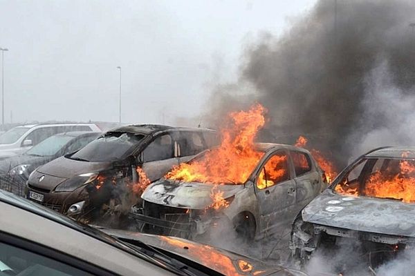 Six autos ont été entièrement brûlées et cinq endommagées par les flammes sur le parking situé en face de la gare TGV du Creusot 