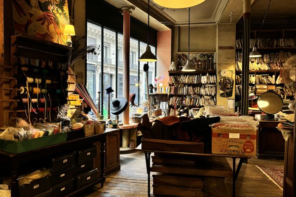 La boutique du 3 rue de Choiseul est la plus ancienne mercerie de Paris, ouverte depuis presque 200 ans.