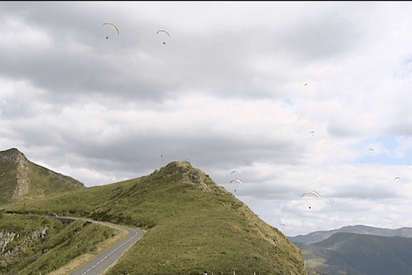 46 sapeur-pompiers venus de toute la France sont venus participer du 7 au 10 septembre au 23e challenge national de parapente à Mandailles, dans le Cantal.