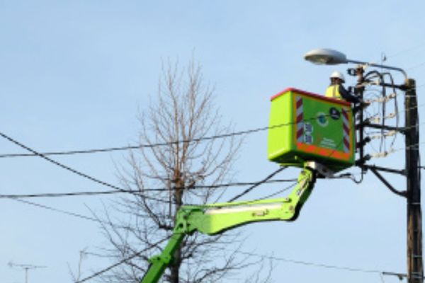 Illustration d'une intervention sur un réseau d'aclairage public avec nacelle.