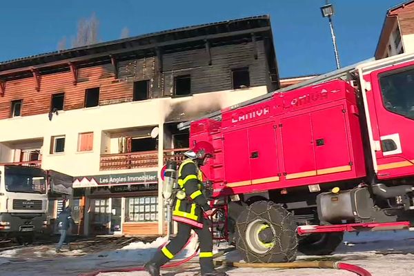 Les Angles (Pyrénées-Orientales) - 24 heures après l'incendie à la résidence La Matte - 25 janvier 2023.