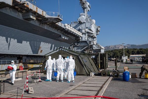 Le porte-avions Charles de Gaulle à Toulon, le 15 avril 2020