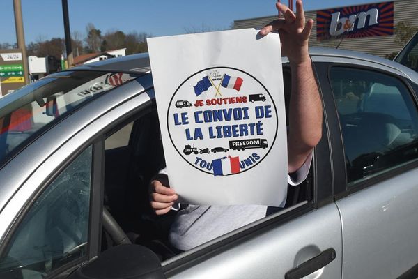 Partis de toute la France, et protestant contre les restrictions sanitaires mises en place par le gouvernement, les "Convois de la liberté" devraient arriver ce vendredi soir à Paris.