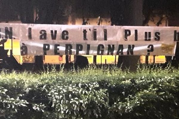 Une banderole a été déposée devant le palais des congrés de Perpignan, où se tiendra un grand meeting de campagne mercredi 1er mai.