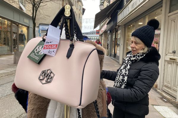 "Septembre et Octobre ont été cléments. L'arrivée du froid promet de belles journées de soldes" - Sophie, gérante d'une boutique indépendante à Limoges.