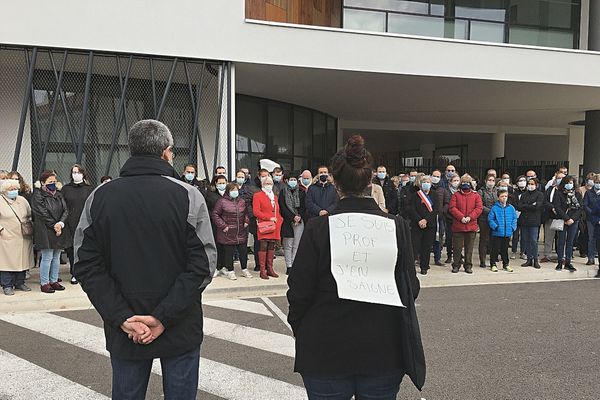 La minute de silence a été lancée par une professeure de français, qui "en saigne".