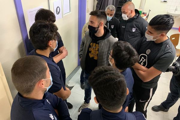 Adrien Thomasson et des jeunes du quartier de Hautepierre se préparent à une maraude dans les rues de Strasbourg, le 24 février.