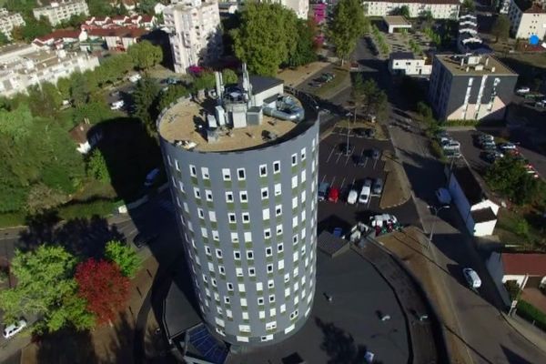 À Moulins, dans l'Allier, difficile de rater la tour Anima, qui accueille le coeur de l'association Viltaïs.