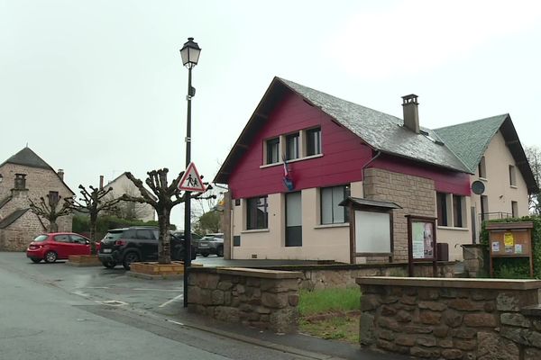 La décision rendue par le tribunal correctionnel étant exécutoire, la petite commune de 500 habitants va devoir élire un nouveau maire.