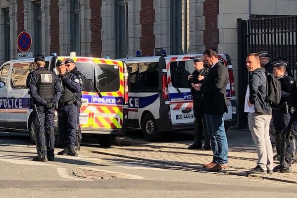 Devant Sciences-Po Lille, ce vendredi matin