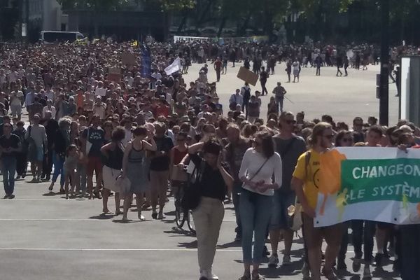 Quelques milliers de personnes manifestent pour le climat à Rennes