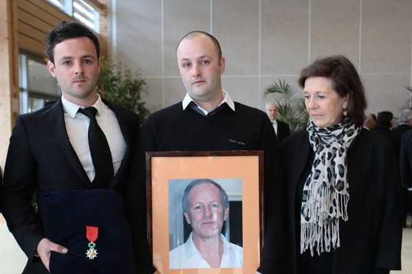  Cérémonie à Bayonne de l'attribution de chevalier de la Légion d'Honneur à Yann Desjeux à titre posthume 