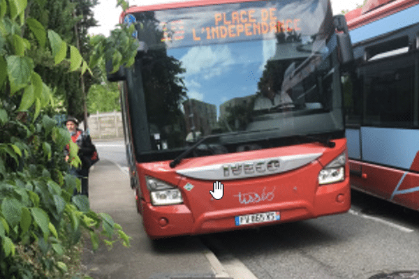 La rue est trop étroite pour permettre aux bus de se croiser.