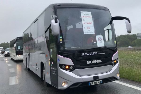 Les autocaristes en opération escargot sur la rocade de Rennes pour réclamer plus d'aides en cette période difficile de crise sanitaire