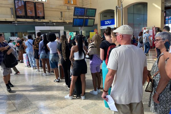 Gare Saoint-Charles, à Marseille, les voyageurs sont en attente de la reprise du trafic SNCF avec Nice, interrompu en raison d'orages intenses sur le littoral des Alpes-Maritimes et du Var.