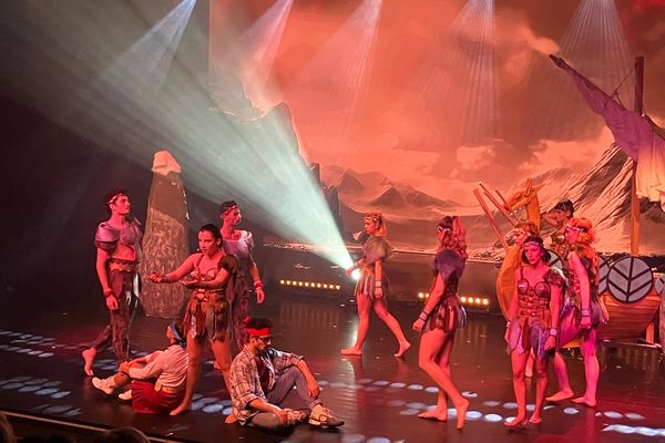 La revue-cabaret de la Cloche propose cette année un nouveau spectacle intitulé "Y a pas de raison".