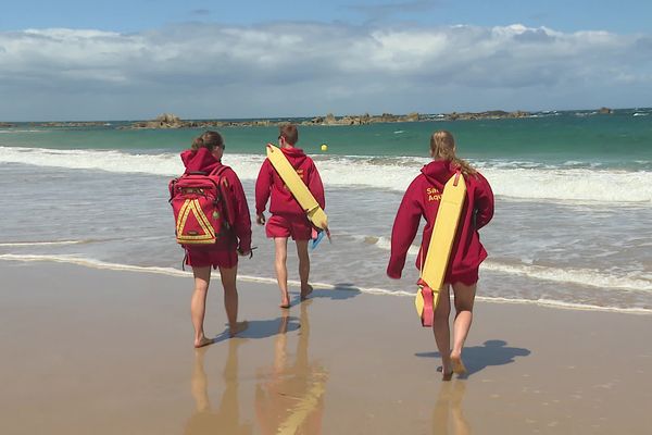 Les nageurs sauveteurs vont être une denrée rare et précieuse cet été sur les plages, comme ici sur la côte de Penthièvre.