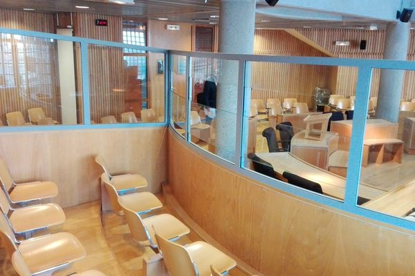 Les avocats critiquent ces vitres installées dans cette salle d'audience au Palais de Justice de Clermont-Ferrand.