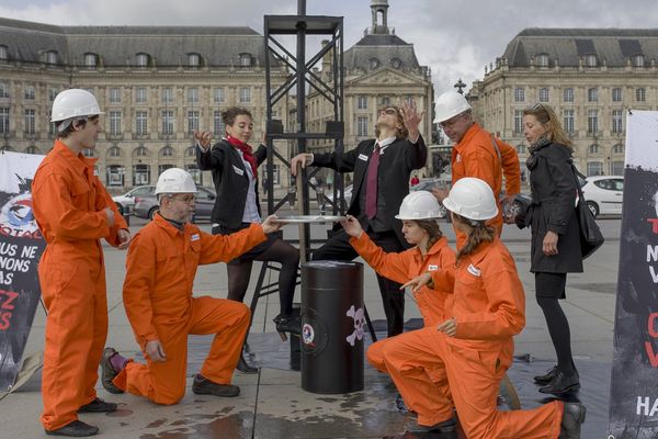 Un forage sur le miroir d'eau de Bordeaux, l'humour de Greenpeace pour dénoncer un projet pétrolier au Brésil. 