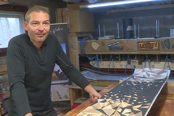 Nicolas Roux est installé à Vagney dans les Vosges. Il fabrique des skis et des snowboards sur mesure.