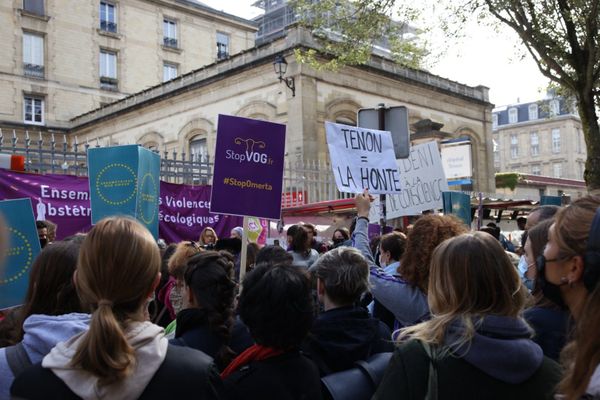 Manifestation devant l’hôpital Tenon contre les violences gynécologiques en octobre 2021. Le mouvement Stop VOG est à l'origine des révélations contre le professeur Emile Daraï.