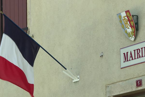 A Digna (Jura), le maire a refusé de mettre en berne les drapeaux de sa commune en ce lundi 19 septembre, jour des funérailles de la Reine Elisabeth II, ne respectant pas la demande gouvernementale qui a été adressé aux maires de France.