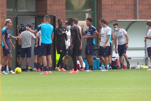 Steve Mandanda salue ses coéquipiers lors de l'entrainement public de l'Olympique de Marseille le 13 août dernier à Marseille.