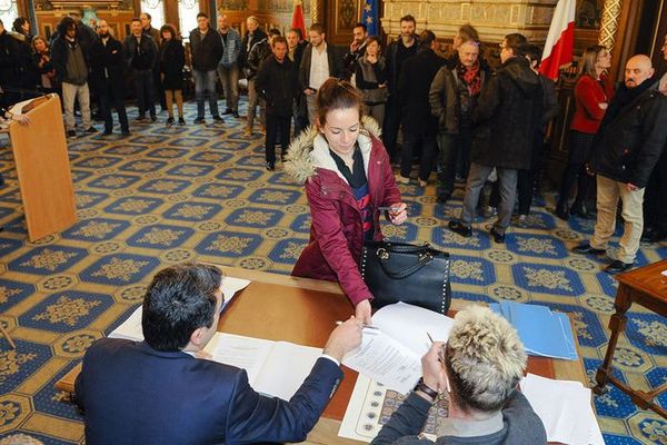 La signature de la charte de bonne conduite à la mairie d'Orléans, le 23 mars. 