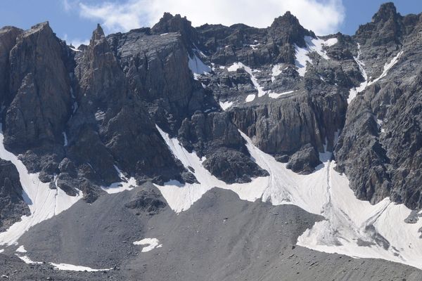 En raison d'un hiver très enneigé et d'un printemps maussade, de nombreux névés subsistent en moyenne montagne.