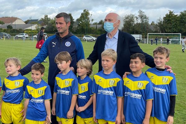 Le joueur de football Carlos Bianchi (en haut à droite) a donné son nom au stade de Bezannes, le samedi 2 octobre 2021.