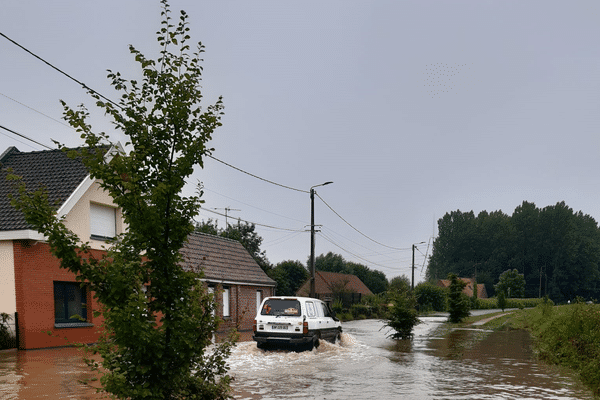 Difficile de circuler jeudi 1er août à Tourmignies, la commune est inondée après une nuit d'orages.
