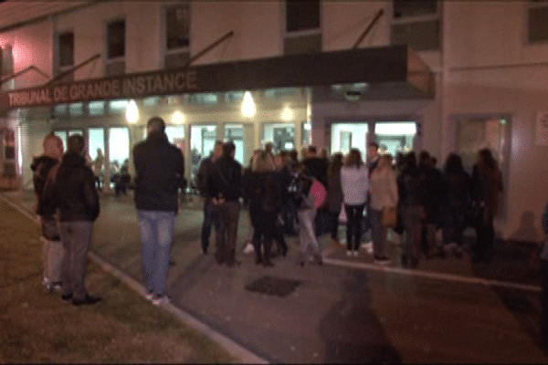 Devant le tribunal d'Aix en Provence, les familles attendent le jugement. 