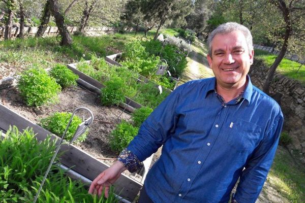 Frédéric Soulié à Ménerbes dans les jardins botaniques de la Citadelle: plantes aromatiques, médicinales, magiques...