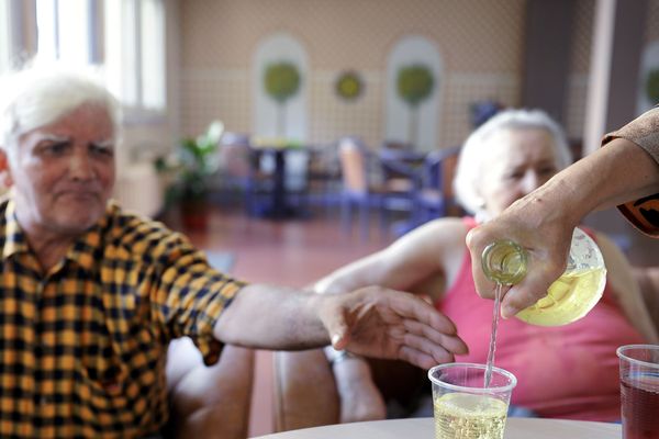 Les personnes âgées et les personnes handicapées sont particulièrement sensibles aux fortes chaleurs.