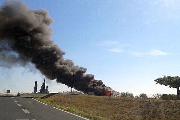 Loupian (Hérault) - une caravane en feu sur l'aire de repos - 1er août 2014.