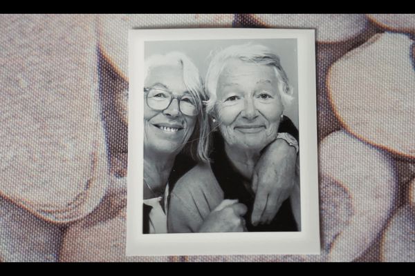 Sur la plage, entre deux bains, les deux sœurs parlent de leurs désirs, vibrants ou éteints, de leurs joies et de leurs peines. Un documentaire de Mathilde Aplincourt.