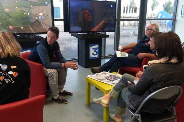 Entre deux vols, pause café dans le studio de France 3 Lorraine pour les Alsaciens volants.