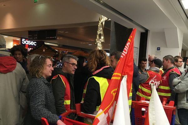 Une quarantaine de salariés de Carrefour filtrent l'entrée de l'hypermarché à Rennes